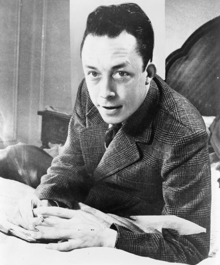Con nguoi thoi nao cung vat lon chong sinh vat be ti hinh anh 3 Albert_Camus_gagnant_de_prix_Nobel_portrait_en_buste_pose_au_bureau_faisant_face_a_gauche_cigarette_de_tabagisme.jpg