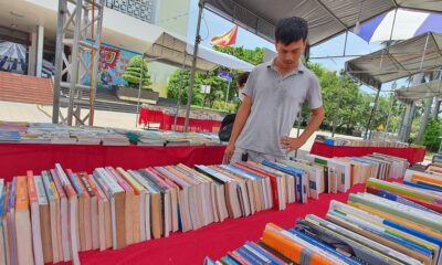 Sách lậu bán công khai ở hội sách giữa thành phố Huế - Ảnh 1.