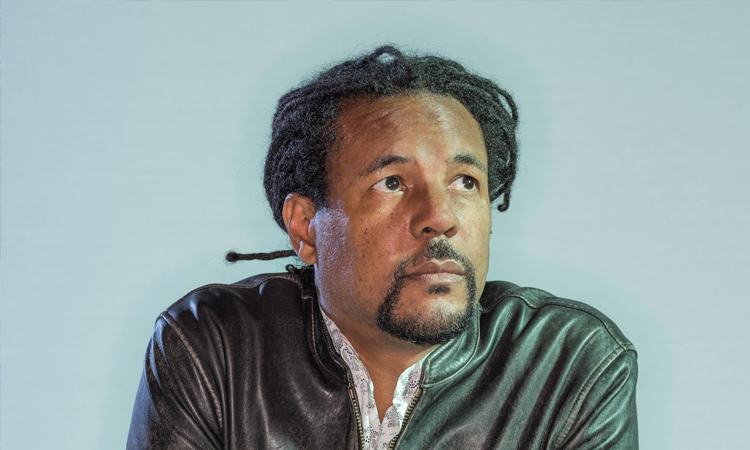 Nhà văn Colson Whitehead. Ảnh: LA Times.