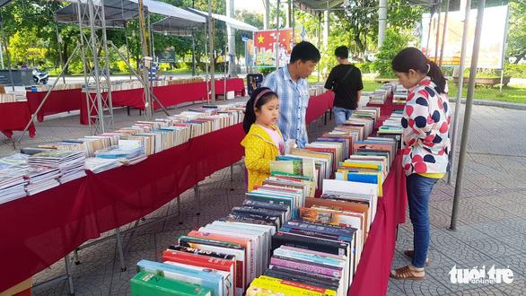 Vụ sách lậu bán công khai tại hội chợ sách: xử phạt 14 triệu đồng - Ảnh 2.