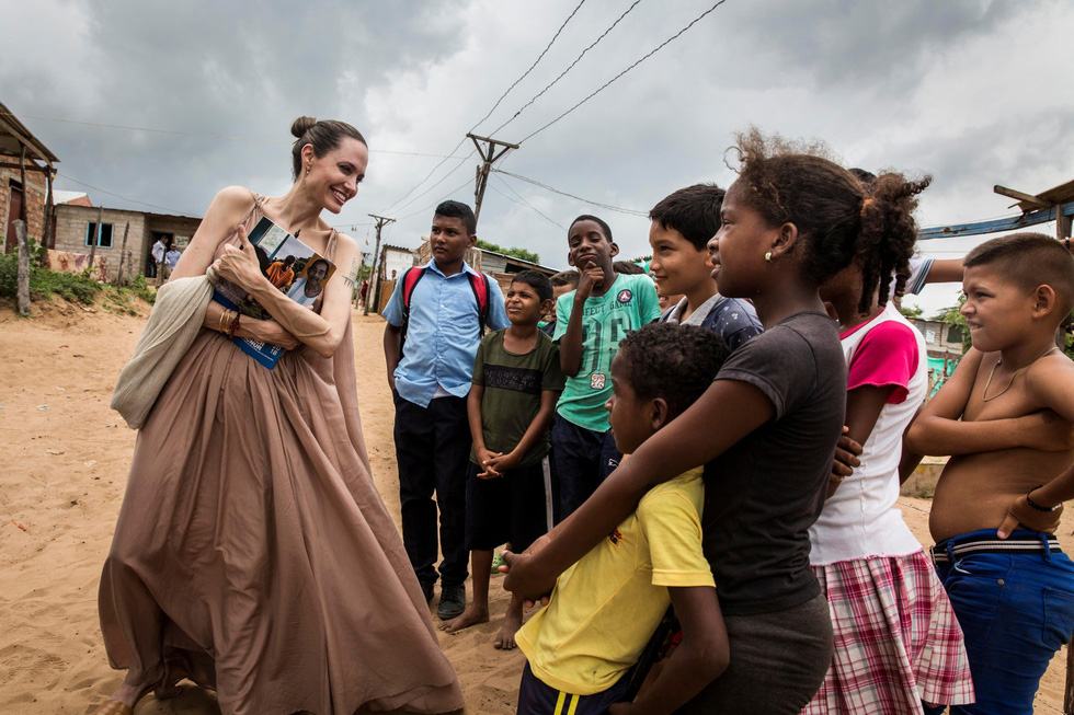 Nhật ký những chuyến đi của Angelina Jolie: Hành trình của một người từ ái - Ảnh 1.
