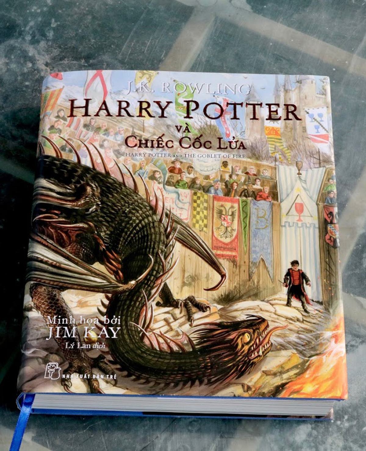 Harry Potter & chiếc Cốc Lửa bản in màu, có tranh minh họa. Năm 2000, bản tiếng Việt tiểu thuyết kinh điển Harry Potter được NXB Trẻ phát hàn, dịch giả Lý Lan chuyển ngữ. Ảnh: NXB Trẻ.