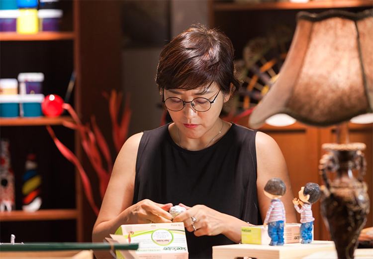 Tác giả Baek Heena sáng tạo bộ truyện bằng nhiều phương pháp vẽ. Ảnh: NXB Kim Đồng.