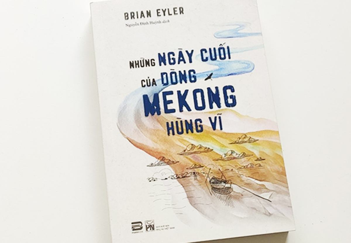 Sách Những ngày cuối của dòng Mekong hùng vĩ, xuất bản lần đầu năm 2017. Tháng 7 năm nay, NXB Phụ Nữ - Phanbook phát hành phiên bản chuyển ngữ. Ảnh: Phanbook