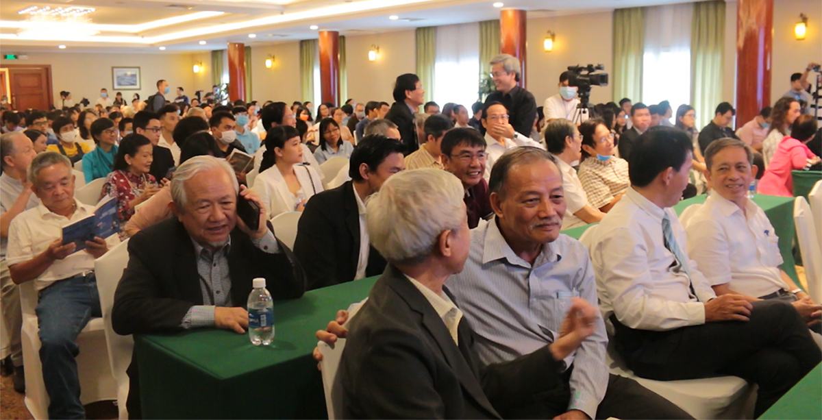 Hàng trăm tác giả, doanh nhân, độc giả... dự lễ trao giải Sách Hay 2020 vào sáng 27/9 tại TP HCM. Ảnh: Quỳnh Quyên.