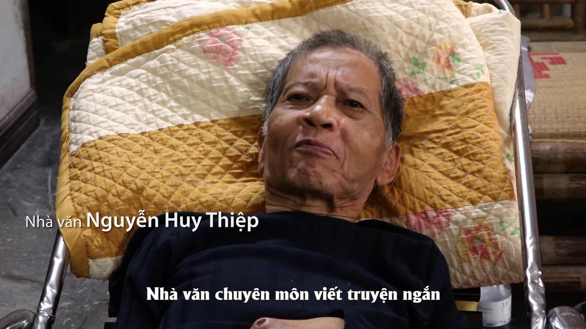 Nhà văn Nguyễn Huy Thiệp làm thơ trên giường bệnh