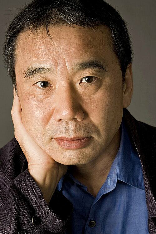 Haruki Murakami sinh năm 1949. Ông luôn đưa vợ đọc bản thảo đầu tiên, được góp ý đến 200 tờ ghi chú. Tác giả nói trên newyoker: Tôi cố gắng viết làm sao để nhận ít giấy nhắn hơn. Ảnh: Elena Seibert