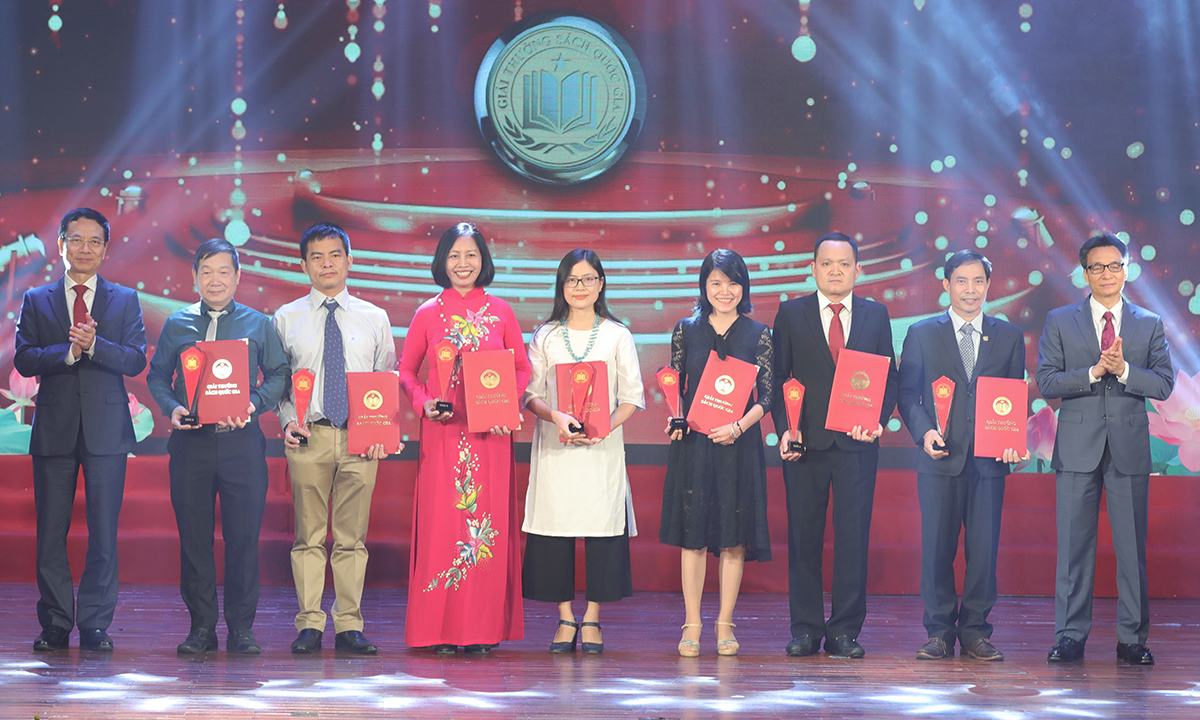 Ông Vũ Đức Đam - Phó thủ tướng Chính phủ (phải) và ông Nguyễn Mạnh Hùng - Bộ trưởng Bộ Thông tin và Truyền thông (trái) trao giải A - Giải thưởng Sách Quốc gia lần thứ ba - cho các tác giả. Ảnh: Quang Vinh.