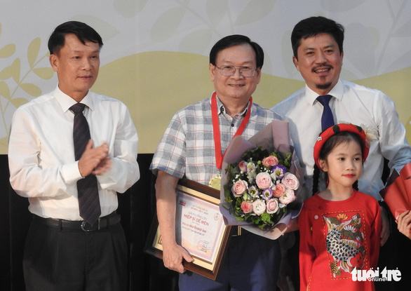 Con trai 12 tuổi của Nguyễn Ngọc Tư nhận giải thưởng văn chương Khát vọng Dế mèn - Ảnh 2.