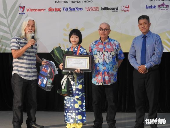 Con trai 12 tuổi của Nguyễn Ngọc Tư nhận giải thưởng văn chương Khát vọng Dế mèn - Ảnh 3.