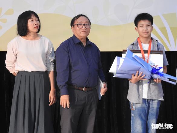 Con trai 12 tuổi của Nguyễn Ngọc Tư nhận giải thưởng văn chương Khát vọng Dế mèn - Ảnh 1.
