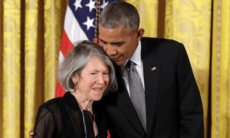 Năm 2015, Louise Glück được Brack Obama - Tổng thống Mỹ khi đó - trao Huân chương quốc gia về nghệ thuật và nhân văn tại Nhà Trắng. Ảnh: AP.