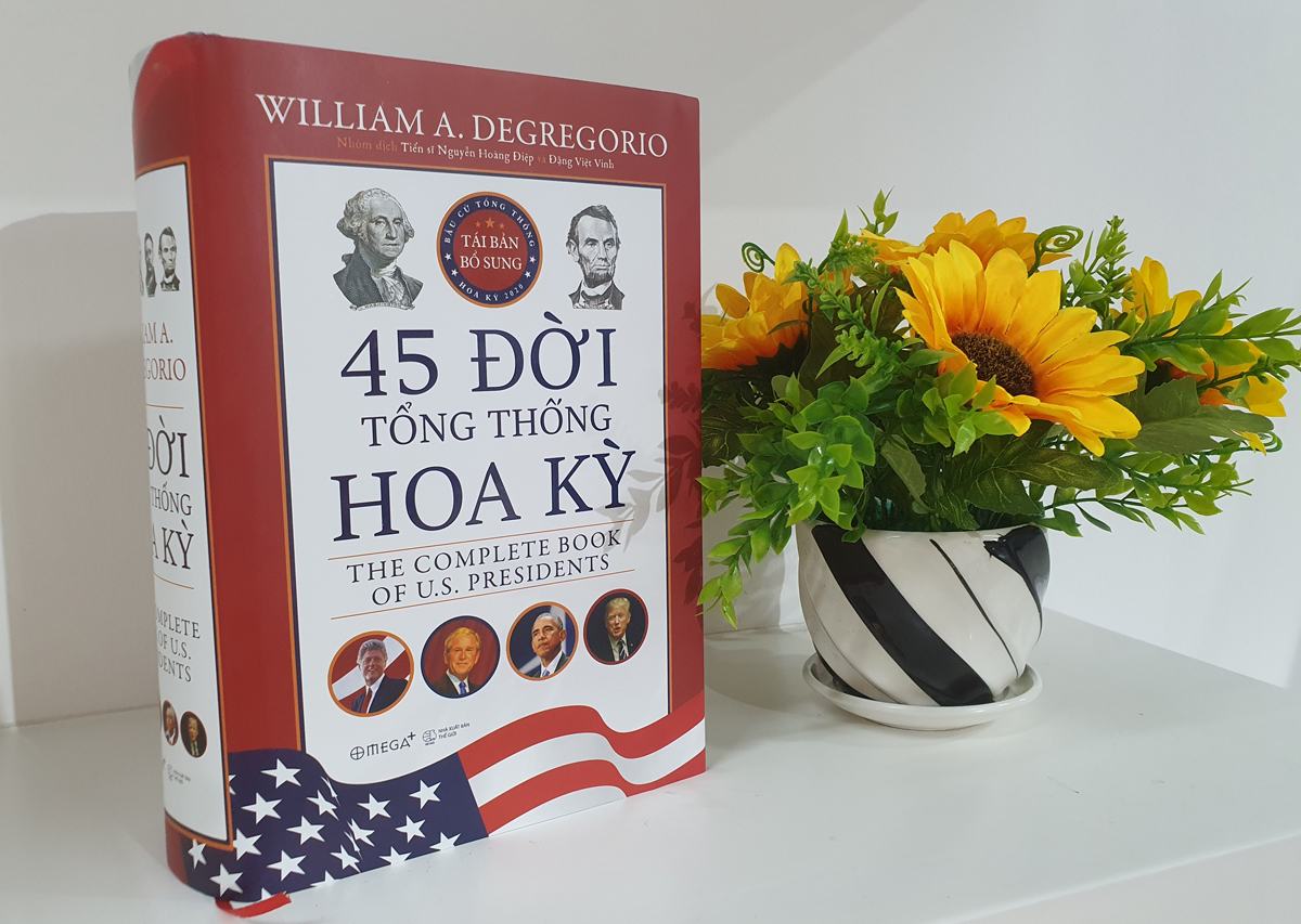 Cuốn 45 đời tổng thống Hoa Kỳ (tên tiếng Anh: The Complete Book of US Presidents) là ấn bản thứ chín của tác phẩm nổi tiếng do William A. Degregorio biên soạn. Sách vừa được NXB Thế giới và Omega Plus ấn hành. Ảnh: Nga Vũ.