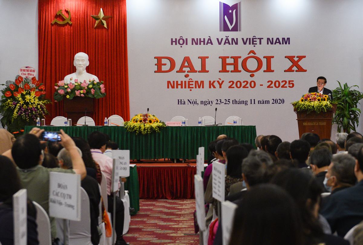Hội trường Đại hội Hội Nhà văn Việt Nam. Trong buổi sáng khai mạc, các đại biểu bỏ phiếu đề cử, ứng cử vào Ban chấp hành. Kết quả sẽ được công bố trong lễ bế mạc chiều 25/11.