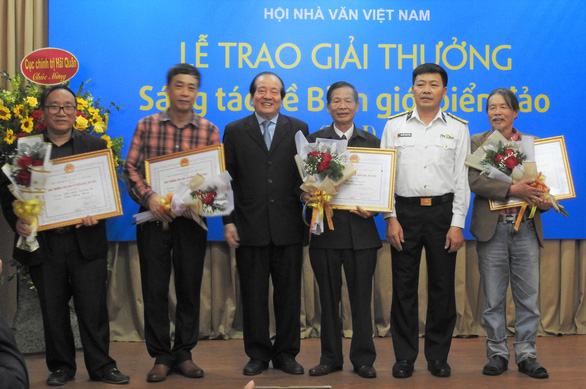 ‘Mình và họ’ của Nguyễn Bình Phương được trao giải nhất, ông Hữu Thỉnh từ chối giải thưởng - Ảnh 1.