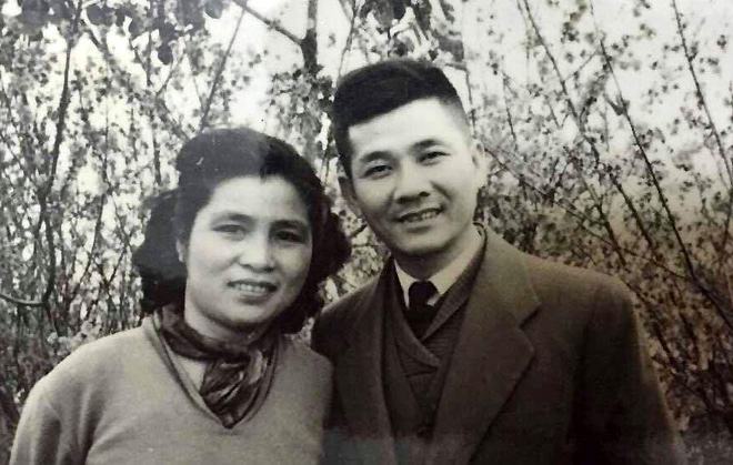 Nhà thơ Nguyễn Xuân Sanh bên vợ - nhà văn Cẩm Thạch năm 1961. Ảnh tư liệu.