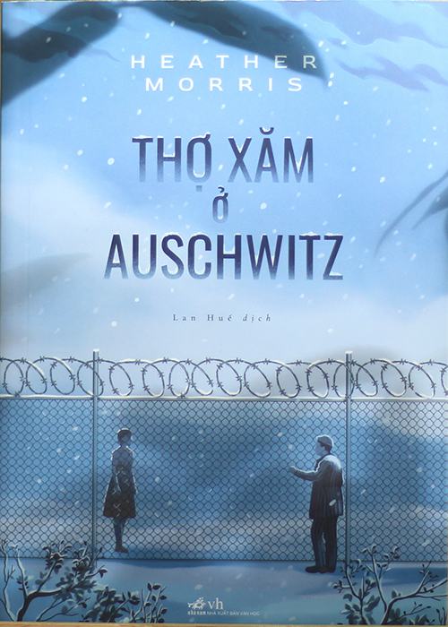 Thợ xăm ở Auschwitz  lần đầu xuất bản vào năm 2018 tại Mỹ, dịch sang 17 thứ tiếng. Nhã Nam và NXB Văn học phát hành bản chuyển ngữ. Ảnh: Nhã Nam.