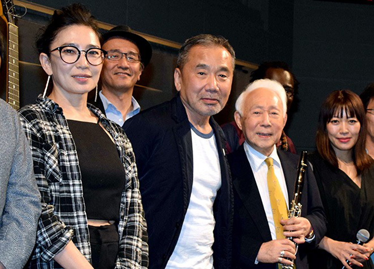 Nhà văn Haruki Murakami (thứ hai, từ trái sang) trong chương trình Murakami JAM lần đầu vào tháng 6/2019. Ảnh: asahi.com.