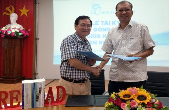 Nhà văn Nguyễn Nhật Ánh ký tác quyền 49 đầu sách với Nhà xuất bản Trẻ - Ảnh 1.