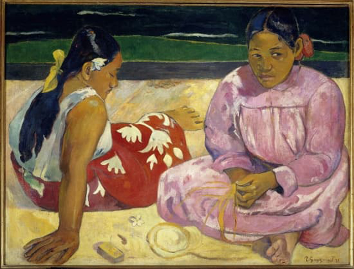 Tác phẩm Phụ nữ Tahiti của Paul Gauguin. Ảnh: larousse.frBức họa được vẽ dựa trên trí tưởng tượng. Gauguin vẽ hai người phụ nữ trong trang phục đối lập: mặc váy truyền thống Taihiti, cài hoa và đầm dài, cổ cao phương Tây. Tác phẩm gây ấn tượng vì để lại nhiều suy nghĩ, gợi cảm giác bí ẩn từ những cử chỉ nhỏ của bàn tay đan vào nhau, hay ánh nhìn vô định, mơ hồ.