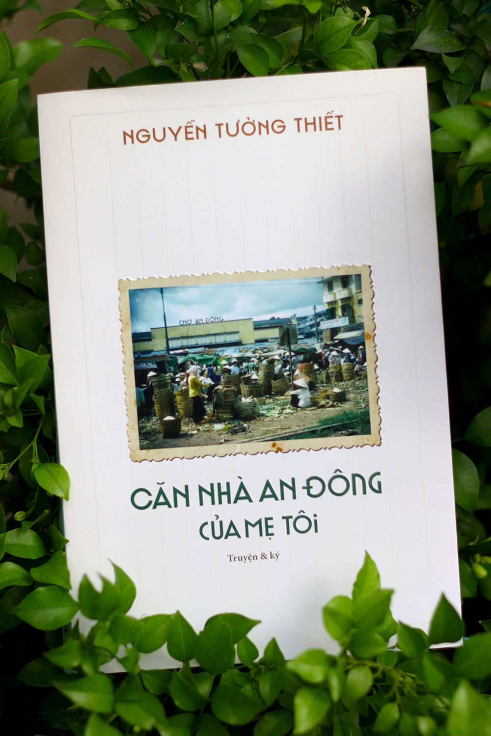 Bìa sách Căn nhà An Đông của mẹ tôi do con trai nhà văn Nhất Linh viết. Ảnh: Phanbook.