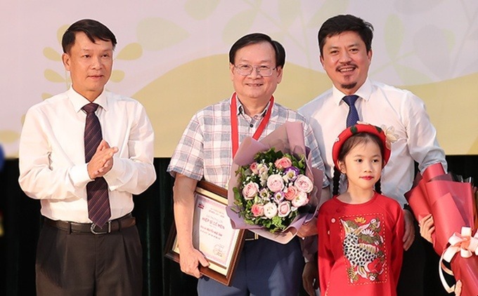 Nhà văn Nguyễn Nhật Ánh (giữa) nhận giải Hiệp sĩ Dế Mèn. Ảnh: Hòa Nguyễn.