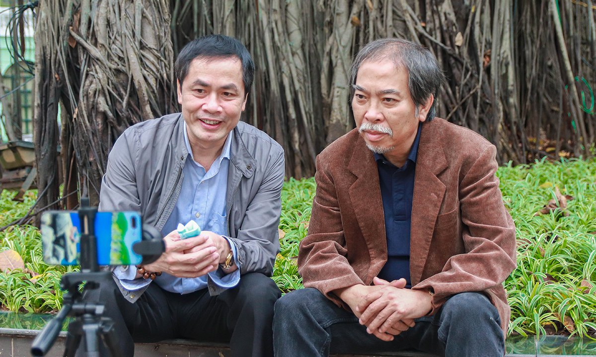 Nhà thơ Hữu Việt (trái) và Nguyễn Quang Thiều livestream giao lưu với độc giả. Ảnh: Vũ Mừng.