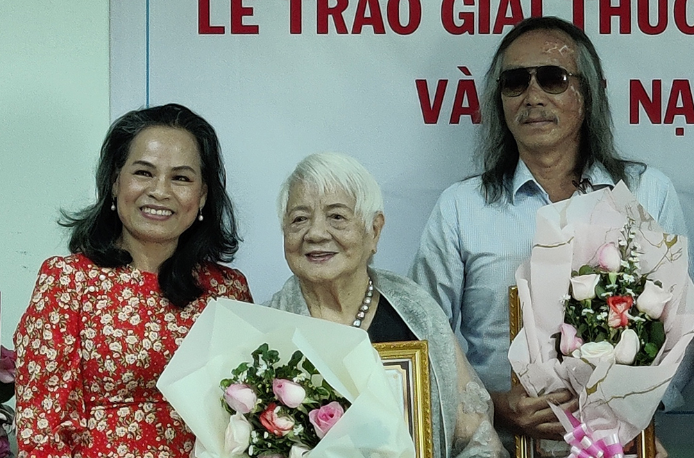 Nhà văn Xuân Phượng (giữa) được trao giải sáng 19/12 tại TP HCM. Ảnh: Hồ Huy Sơn.