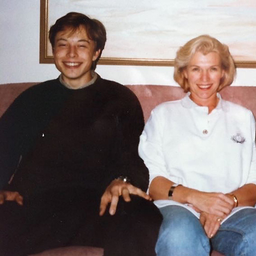 Trong hồi ký Sống mạo hiểm một cách cẩn thận, mẹ của Elon Musk tiết lộ rằng anh từng phải thi lại bài đánh giá năng lực Tin học vào năm 17 tuổi vì giám khảo chưa từng thấy điểm số cao như vậy.