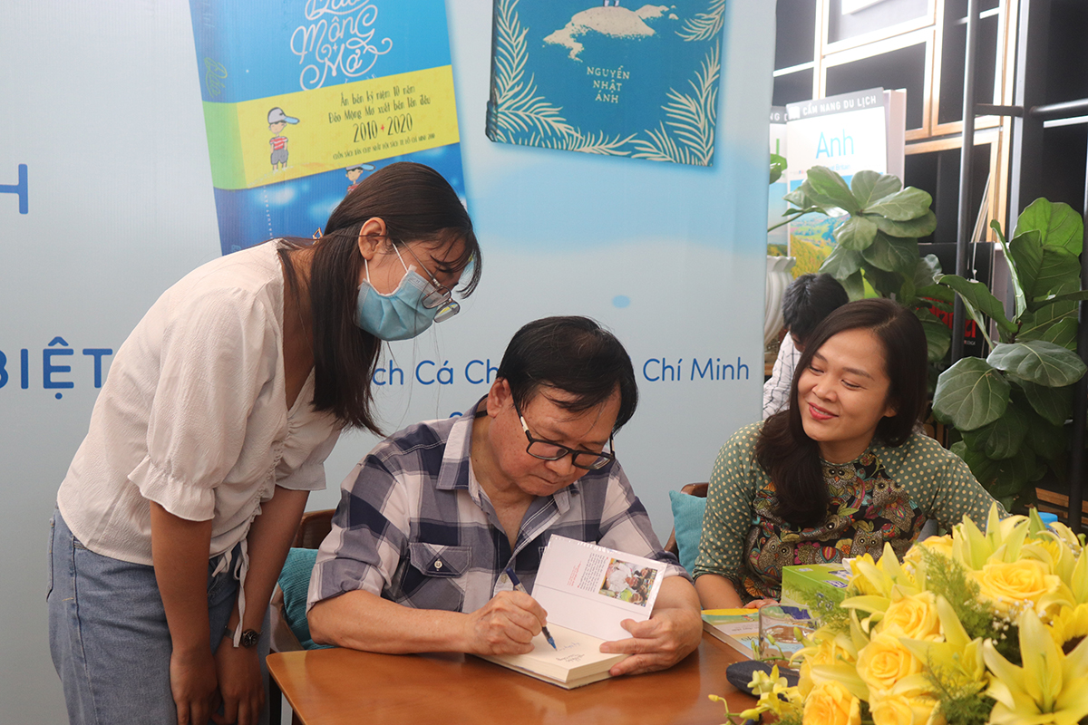 Nguyễn Nhật Ánh ký tặng độc giả ngày 8/4. Ảnh: Thanh Tuyền.