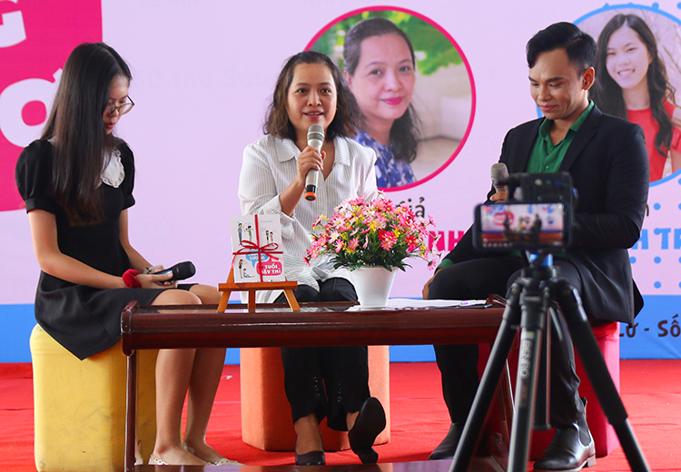 Tác giả Lan Anh (giữa) trong buổi ra mắt sách hôm 22/4 tại Hội sách xuyên Việt, TP HCM. Ảnh: Long Bình.