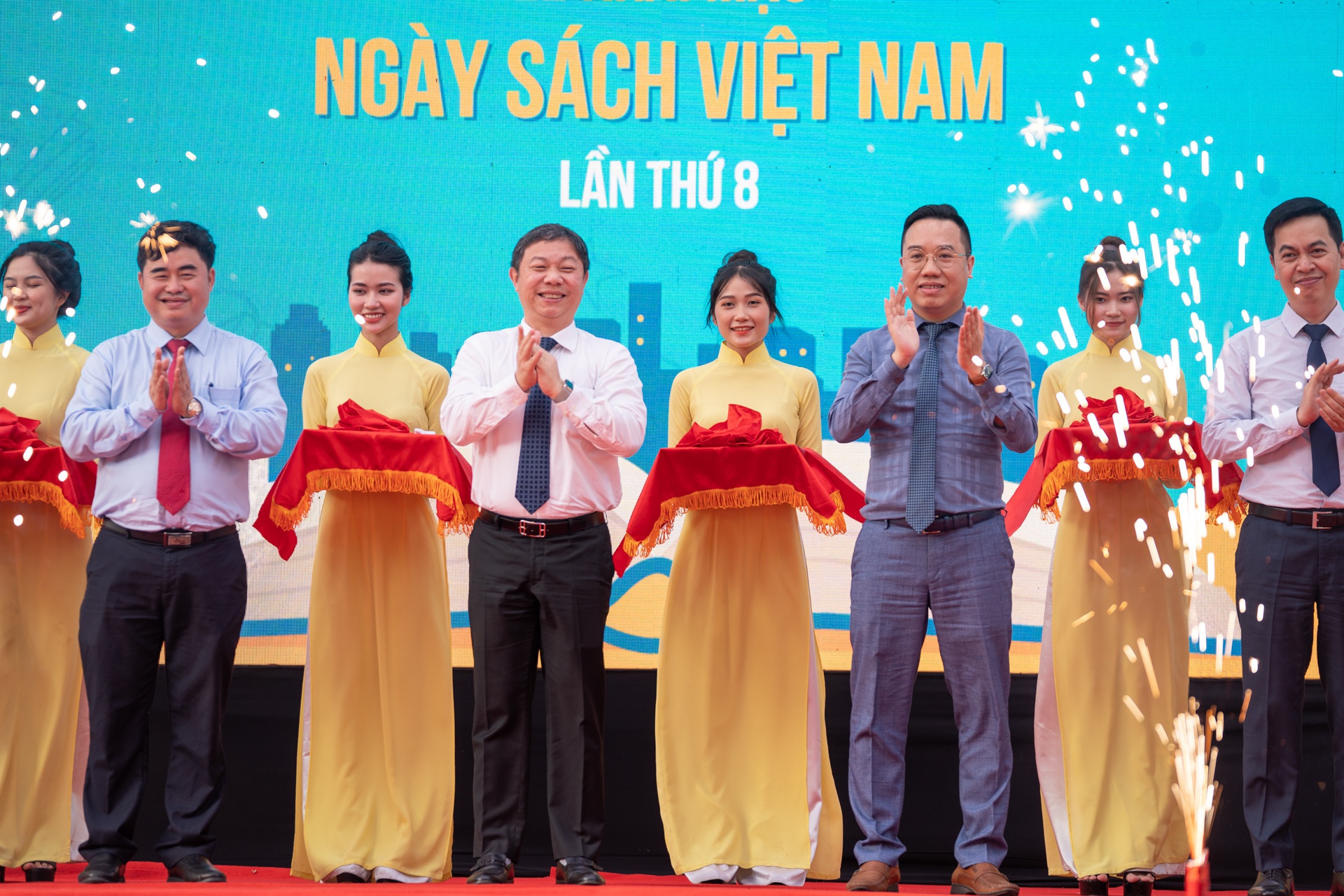 Ngay sach Viet Nam lan 8 anh 5