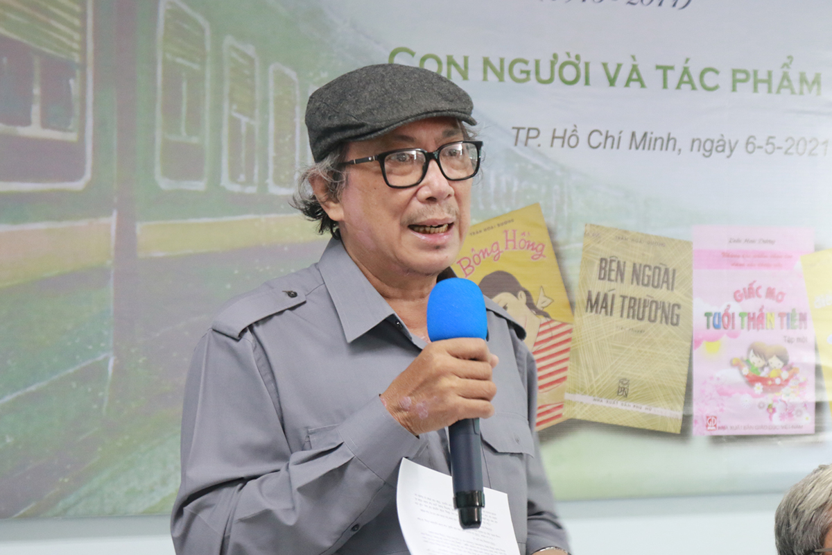 Nhà thơ Cao Xuân Sơn đọc tham luận của mình trong tọa đàm của Hội Nhà văn TP HCM, tổ chức sáng 6/5. Ảnh: Quỳnh Quyên.