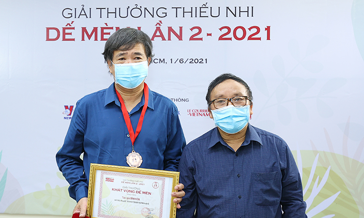 Nhà thơ Trần Đăng Khoa (phải) trao giải cho nhà văn Bình Ca tại buổi lễ sáng 1/6 ở Hà Nội. Ảnh: Ban tổ chức.