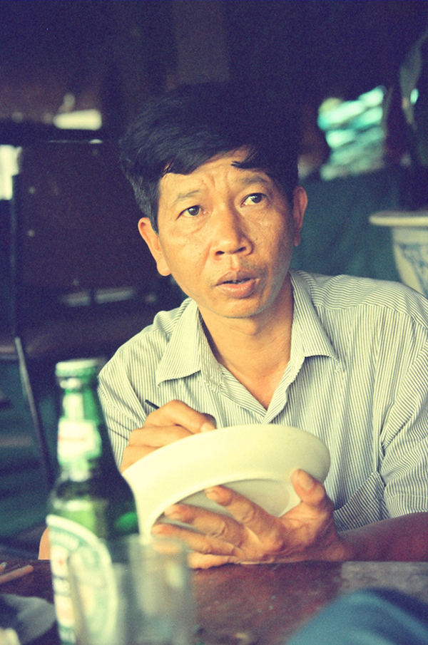 Nhà văn Nguyễn Huy Thiệp vẽ trên đĩa gốm khi còn khỏe mạnh. Ảnh: Nguyễn Đình Toán.