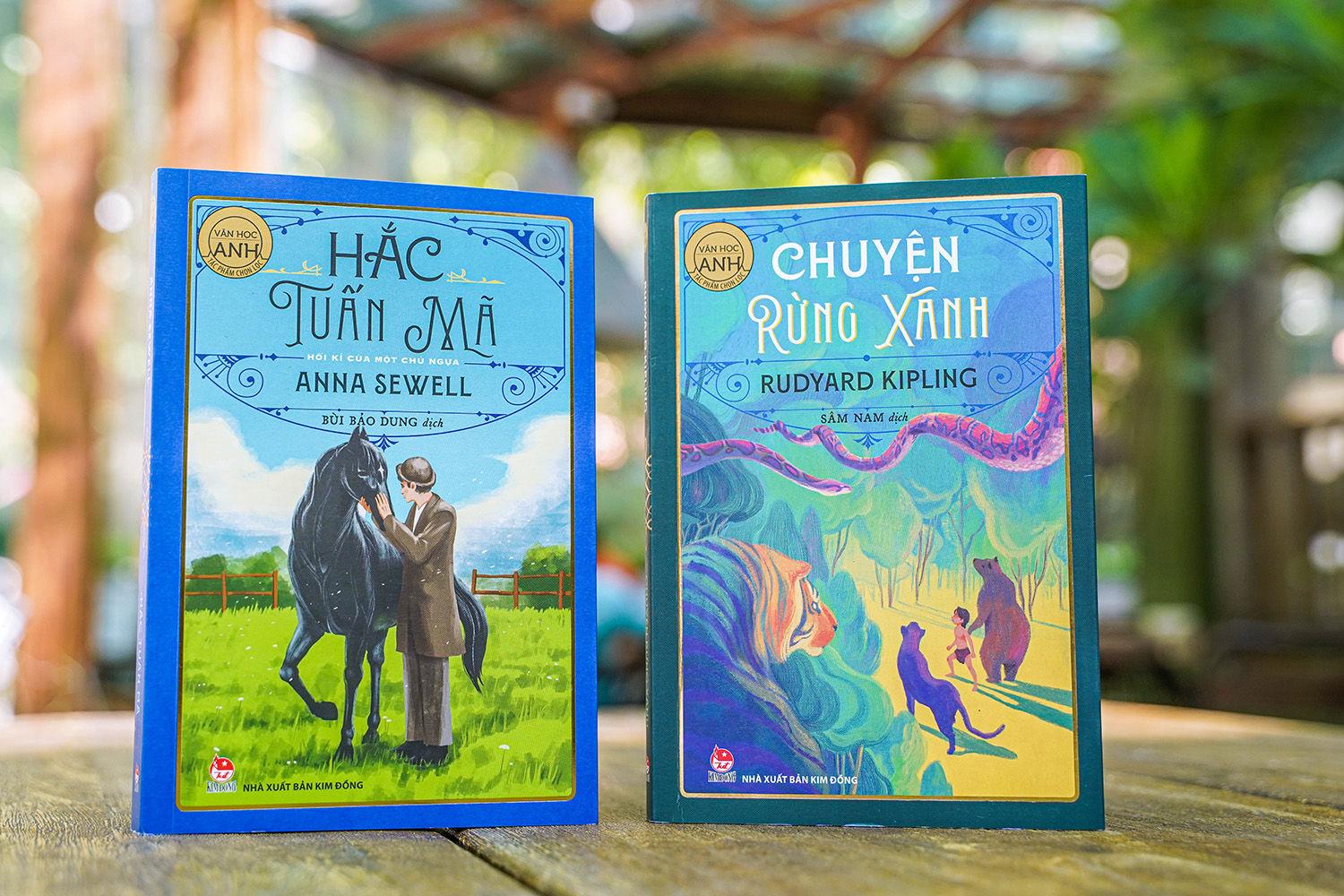Bìa sách Hắc Tuấn Mã (trái) và Chuyện rừng xanh. Ảnh NXB Kim Đồng.