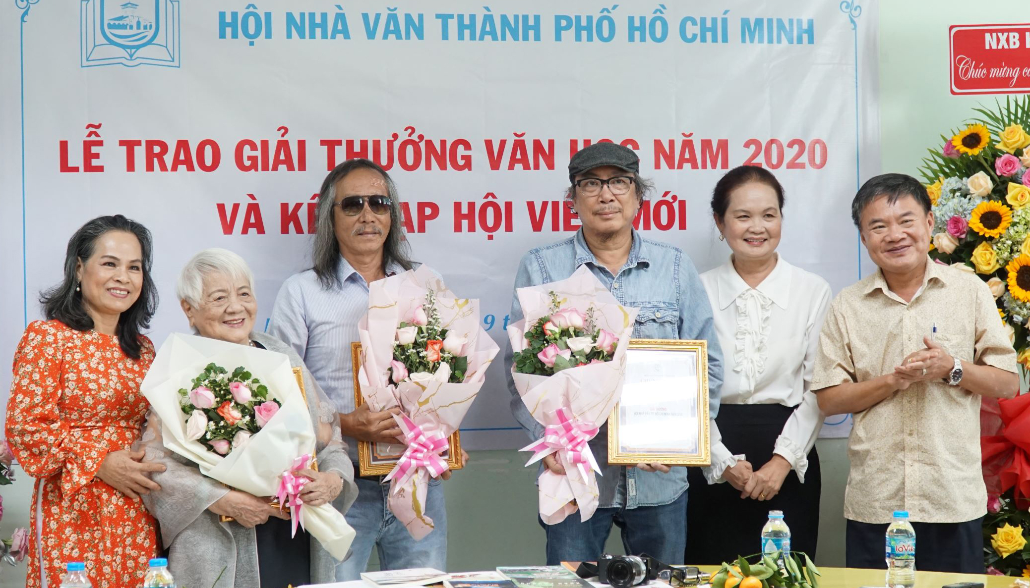 Các tác giả đoạt giải thưởng văn học năm 2020  ( Nhà văn Xuân Phượng, Nhà thơ Cao Xuân Sơn, nhà văn Bùi Quang Lâm) cùng  Ban thường vụ Hội nhà văn Tp.HCM.