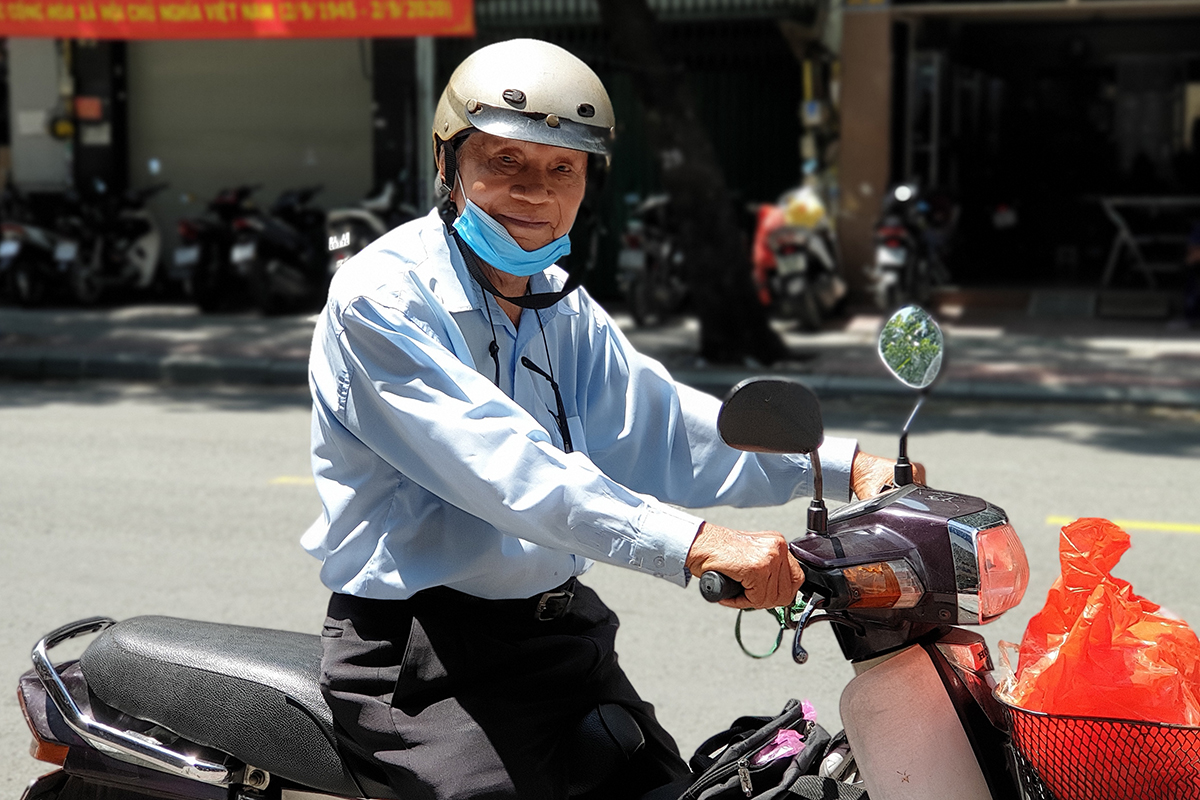 Nhà văn Vũ Hạnh tự lái xe mỗi khi đi công việc ở tuổi ngoài 90, trước khi sức khỏe suy giảm. Ảnh: NXB Văn hóa Văn nghệ.