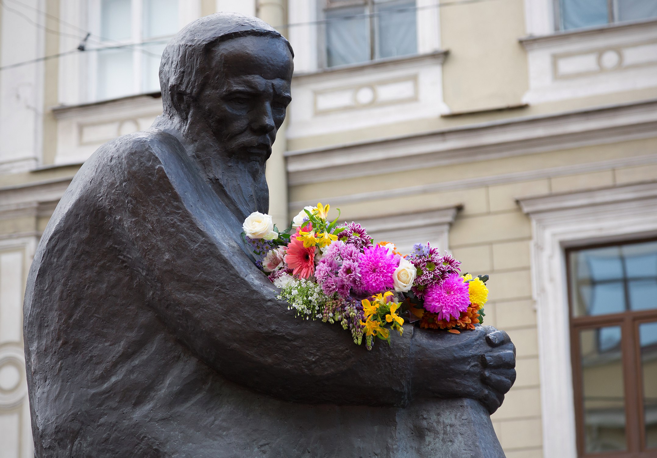 Người dân đặt hoa lên tượng Dostoevsky ở Saint Petersburg. Ảnh: Saint Petersburg Guide