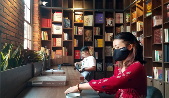Không gian đọc tĩnh lặng, duyên dáng giữa Sài Gòn huyên náo - Ảnh 4.
