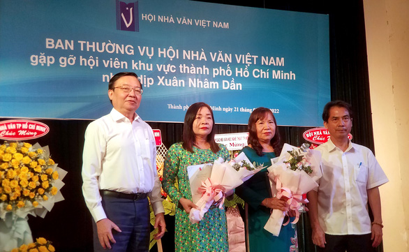 Hai nhà thơ TP.HCM nhận giải Ấn tượng của Hội Nhà văn Việt Nam - Ảnh 1.