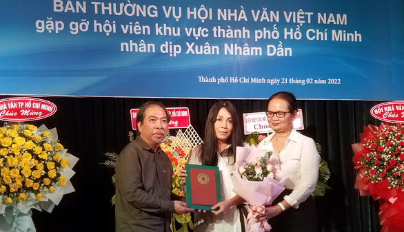 Hai nhà thơ TP.HCM nhận giải Ấn tượng của Hội Nhà văn Việt Nam - Ảnh 2.