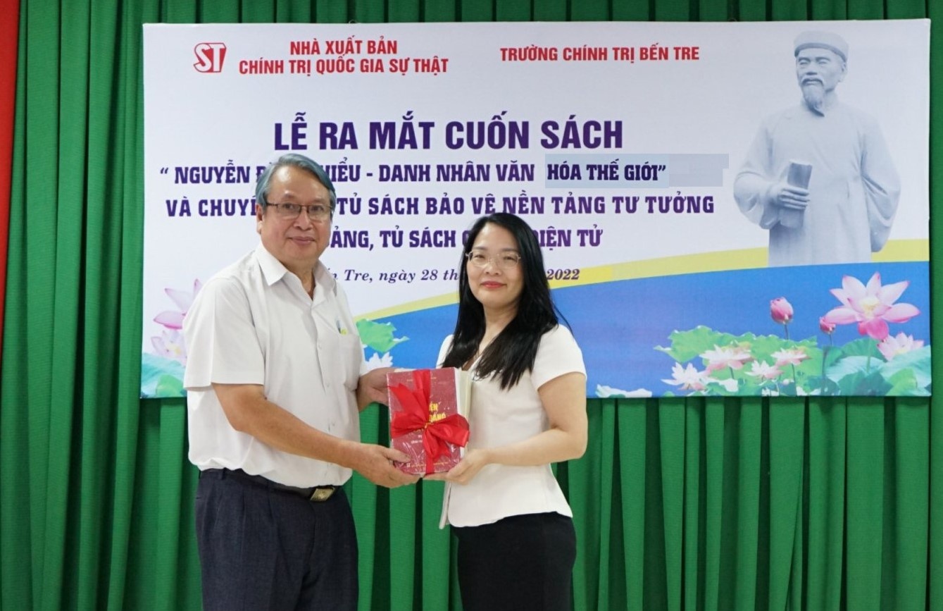 Sach ve Nguyen Dinh Chieu anh 2