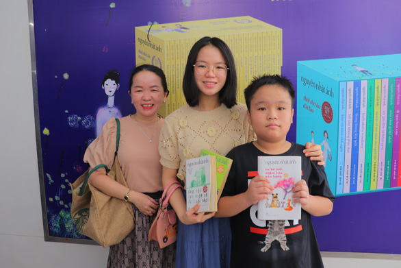 Hơn 1.000 độc giả dự buổi ký tặng của nhà văn Nguyễn Nhật Ánh - Ảnh 2.