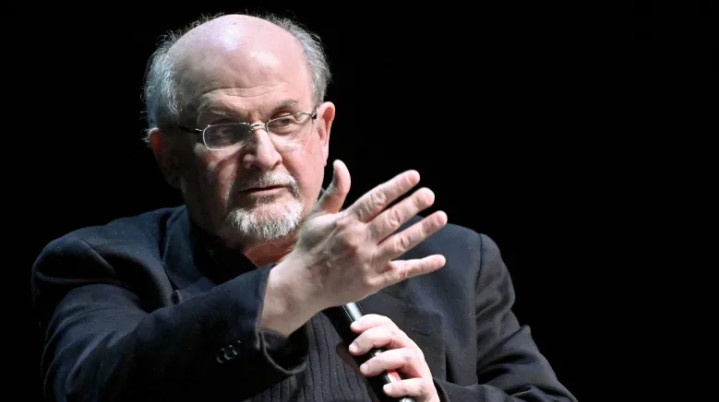 Nha van Salman Rushdie co the bi mat mot mat anh 1